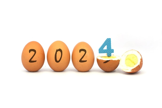 Foto huevos con números aislados en fondo blanco concepto del nuevo año 2024