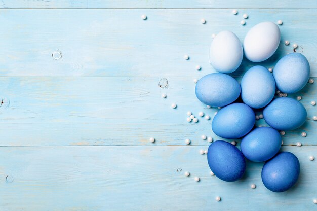 Huevos de ombre azul como concepto de Pascua 2020, espacio de copia