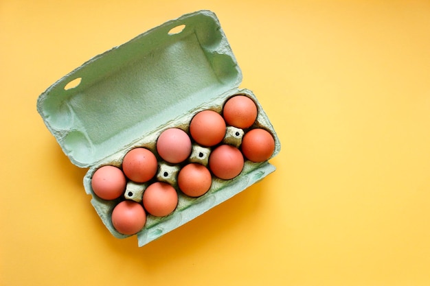 Huevos orgánicos en bandeja de cartón sobre fondo Vista superior plana