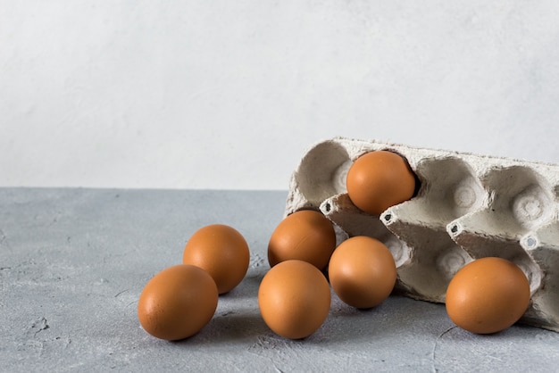 huevos orgánicos dorados naturales, huevos de gallina. Productos naturales para la producción en masa. huevos ecológicos frescos producto ecológico