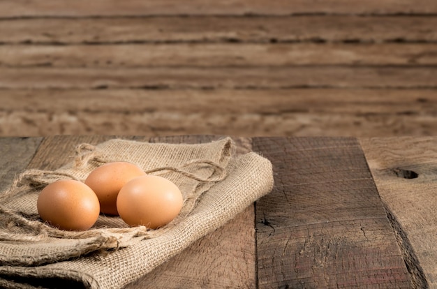 Huevos orgánicos recién puestos en un banco de madera