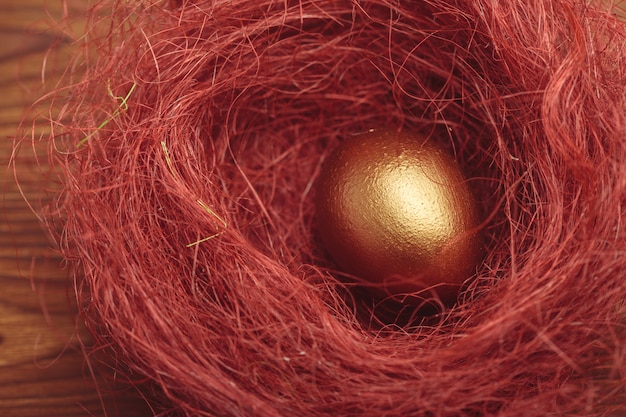 Foto huevos de oro en mesa de madera