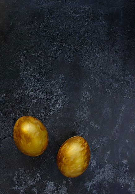 Huevos de oro sobre un fondo negro