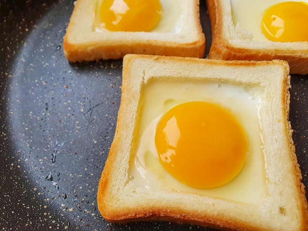 Huevos en pan tostado en una sartén