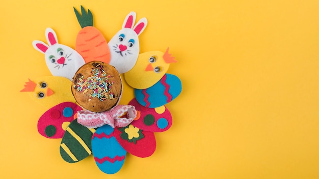 Foto huevos de papel de colores con pastel de pascua