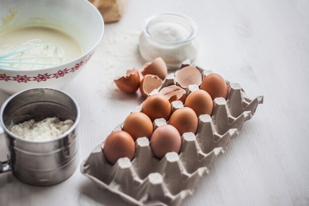 Huevos en el paquete. cocinar masa Ingredientes Enfoque selectivo