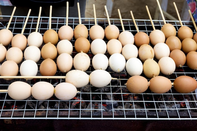 Huevos a la parrilla con palo en la estufa