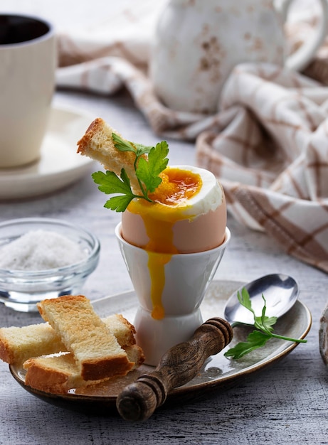 Huevos pasados por agua y tostadas.