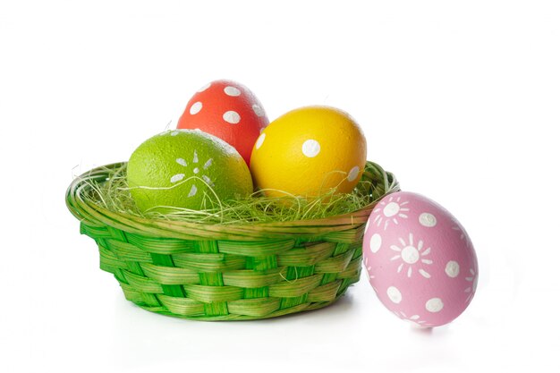 Foto huevos de pascua aislados en blanco