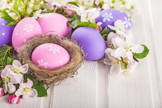 Huevos de Pascua aislados sobre fondo