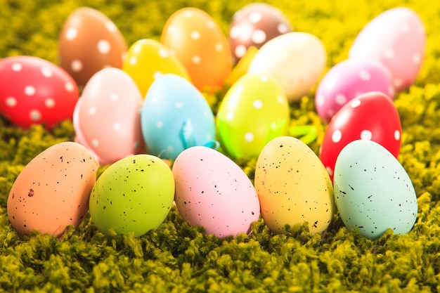 Huevos de Pascua en la alfombra de hierba, decoraciones navideñas