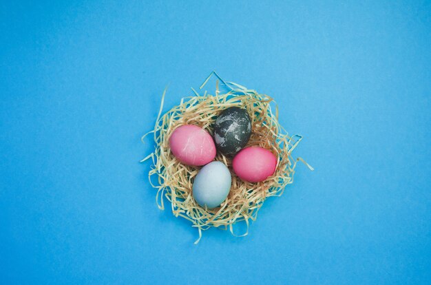 Huevos de Pascua y anidar con huevos en azul