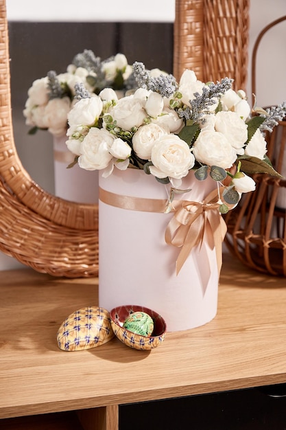 Huevos de Pascua antiguos con ramo de rosas blancas