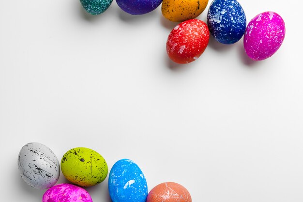 Huevos de Pascua artesanales aislados en un blanco