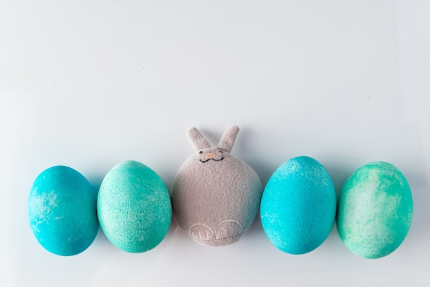 Huevos de pascua azul y conejo de juguete