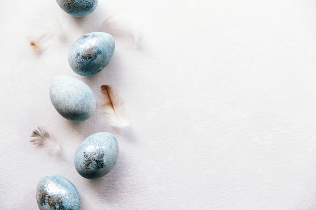 Foto huevos de pascua azul sobre fondo blanco