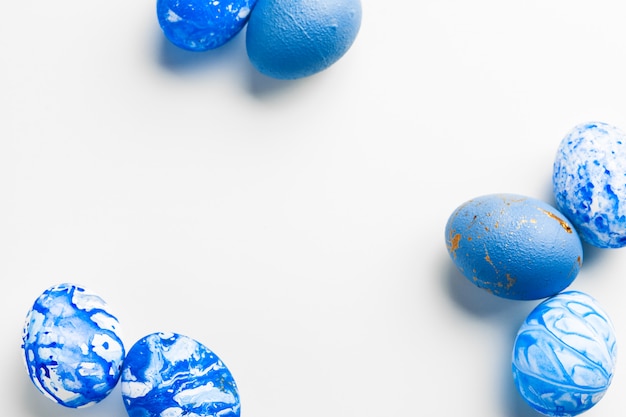 Huevos de Pascua azules aislados en blanco.