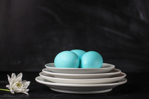 Huevos de Pascua azules. ¡Felices Pascuas!