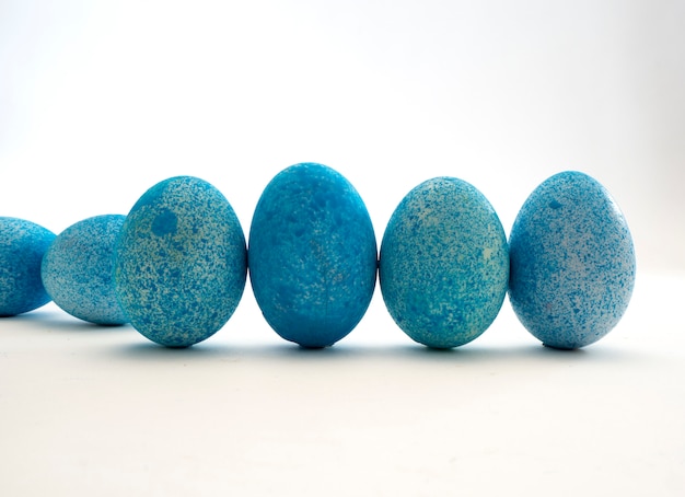 Huevos de Pascua azules sobre fondo blanco