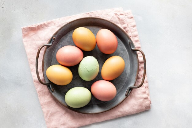 Huevos de Pascua en bandeja vintage y un huevo roto en el medio