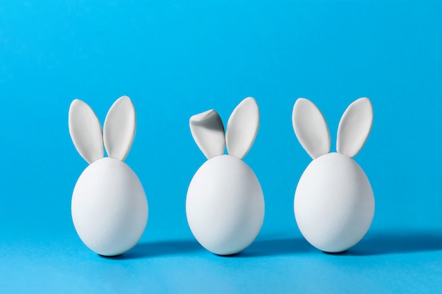Huevos de Pascua con Bunny Ears. Tarjeta de felicitación creativa.