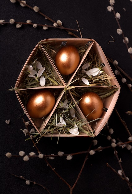 Huevos de Pascua en una caja con heno