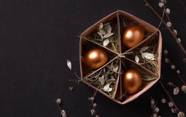 Huevos de pascua en una caja