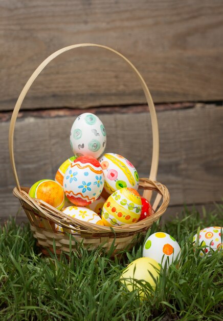 Huevos de Pascua en la canasta sobre la hierba