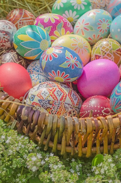 Huevos de pascua en la canasta sobre la hierba