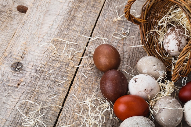 Huevos de Pascua en canasta