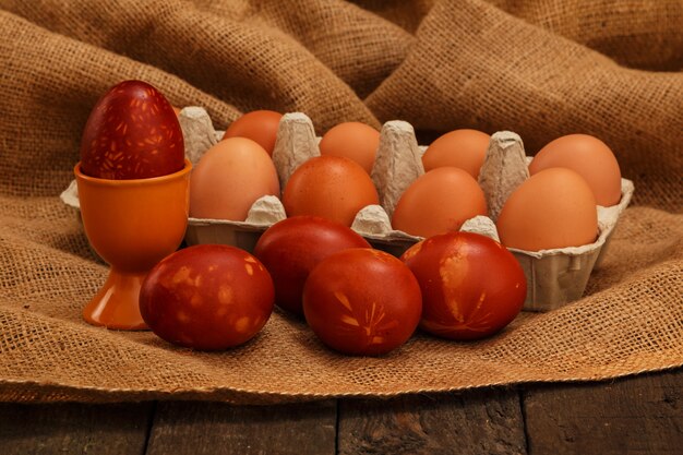 huevos de pascua para celebración en mesa