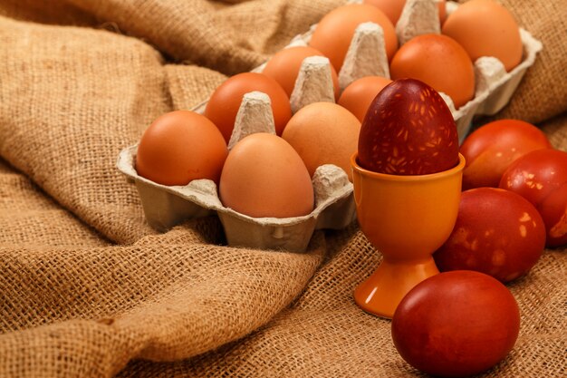 Foto huevos de pascua para celebración en mesa