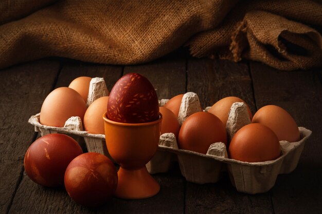 huevos de pascua para celebración en mesa