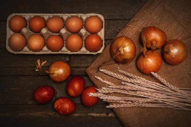 huevos de pascua para celebración en mesa