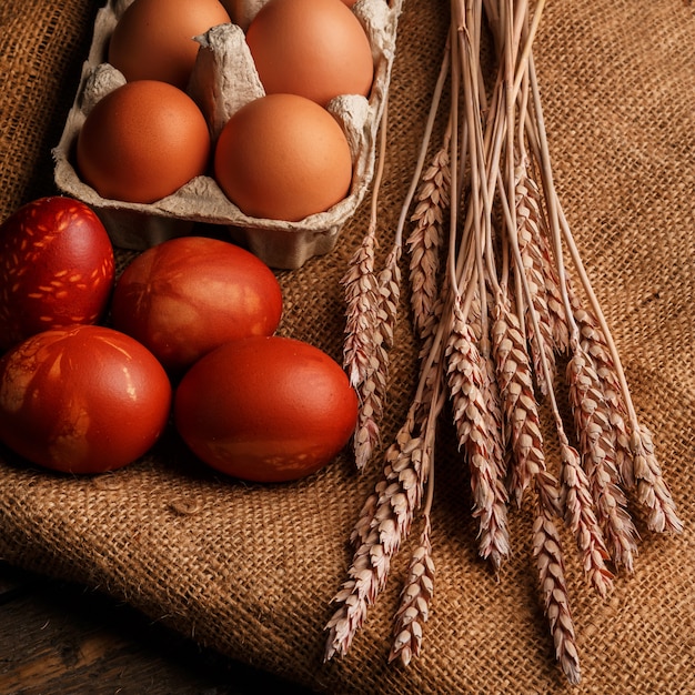 huevos de pascua para celebración en mesa