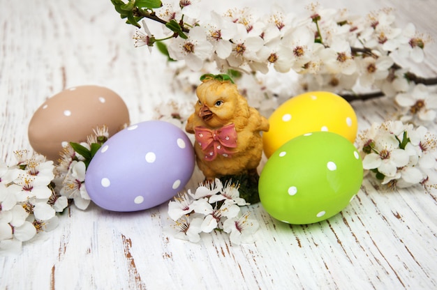 Los huevos de pascua y las cerezas florecen