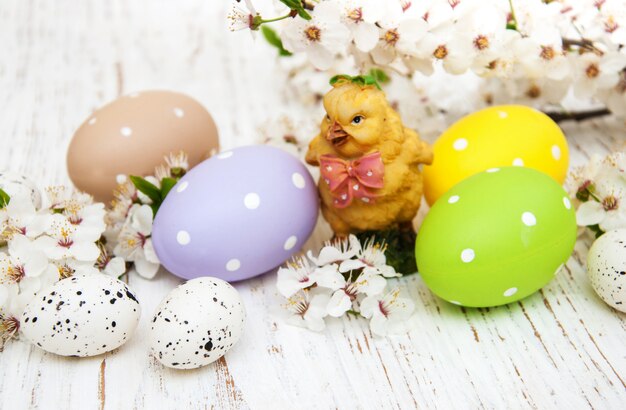 Los huevos de pascua y las cerezas florecen