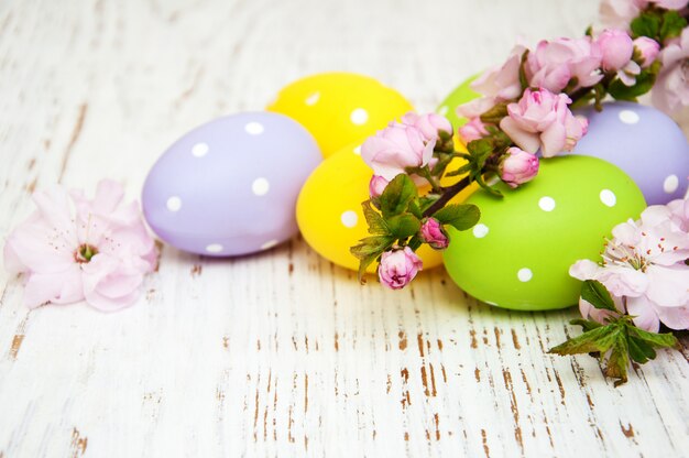 Los huevos de pascua y las cerezas florecen