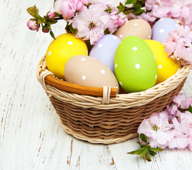 Huevos de Pascua y cerezos en flor.