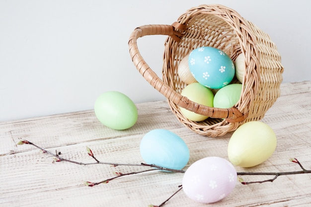 Huevos de Pascua en cesta en madera