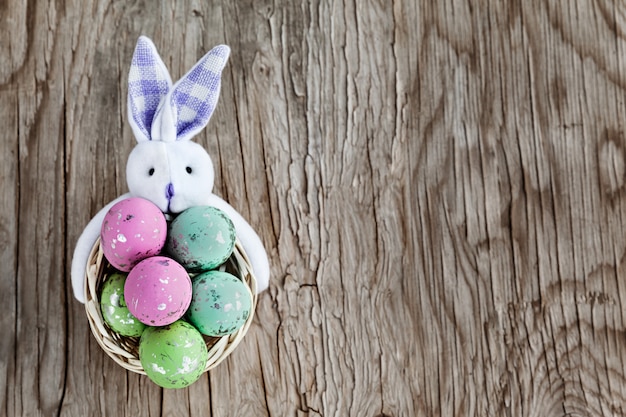 Huevos de Pascua en la cesta en madera