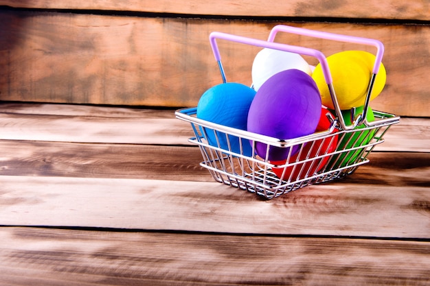 Huevos de Pascua en una cesta en madera