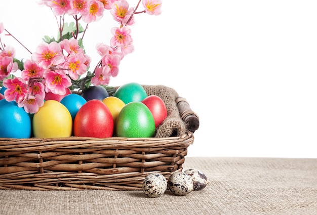 Huevos de Pascua en la cesta