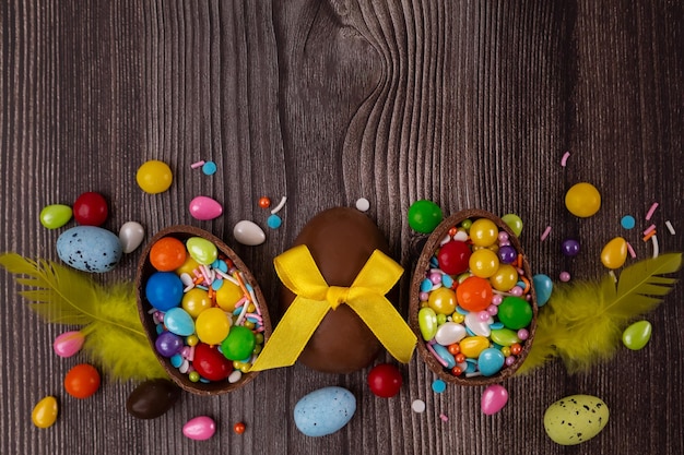 Huevos de Pascua de chocolate sobre fondo de madera rústica Espacio de copia Foto de alta calidad