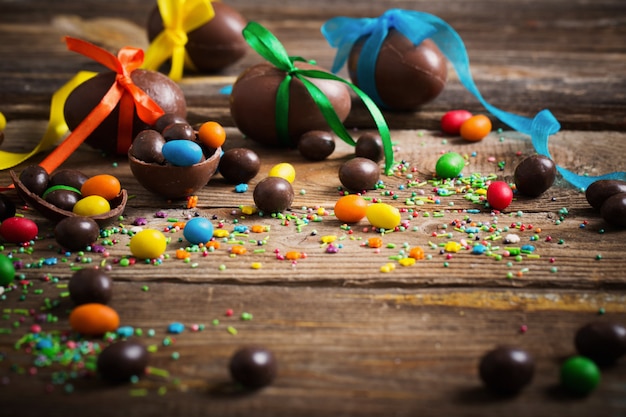 Huevos de Pascua de chocolate sobre fondo de madera