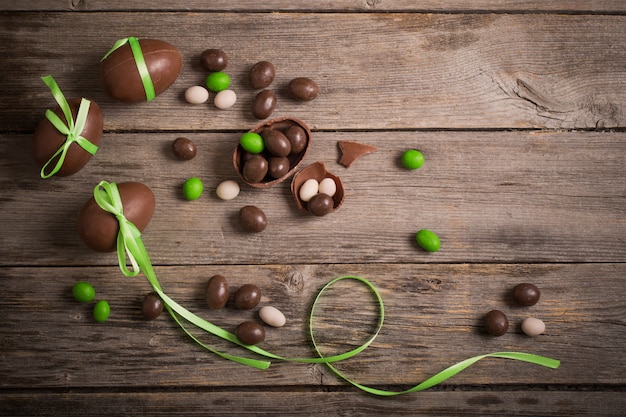 Huevos de Pascua de chocolate sobre fondo de madera