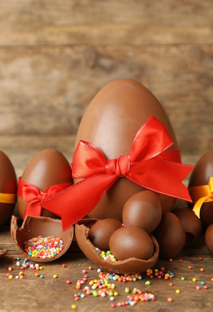 Foto huevos de pascua de chocolate sobre fondo de madera