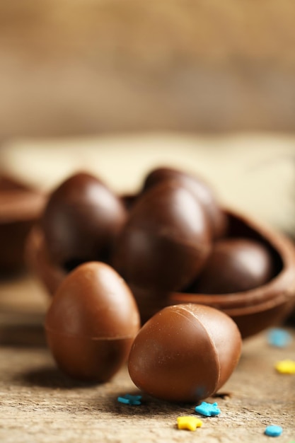 Huevos de Pascua de chocolate sobre fondo de madera