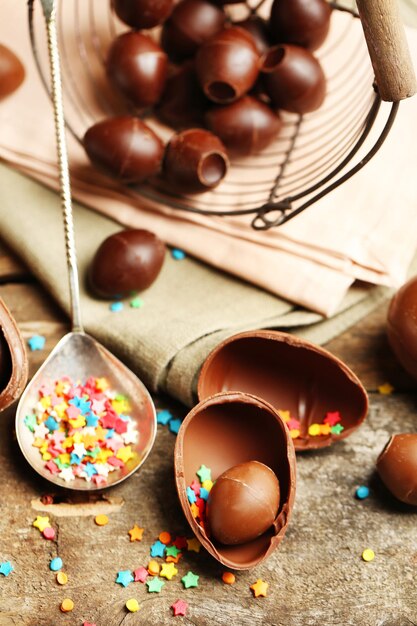 Foto huevos de pascua de chocolate sobre fondo de madera