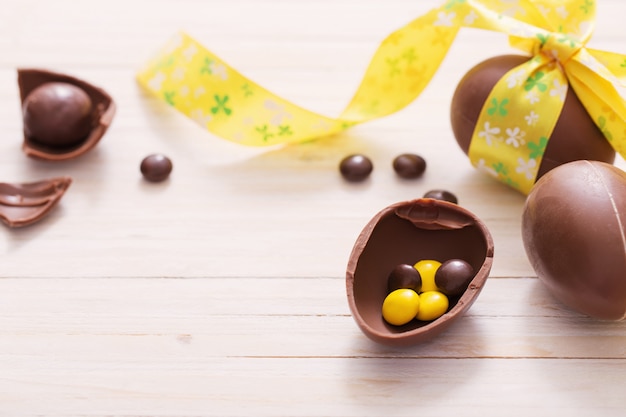 Huevos de Pascua de chocolate sobre mesa de madera